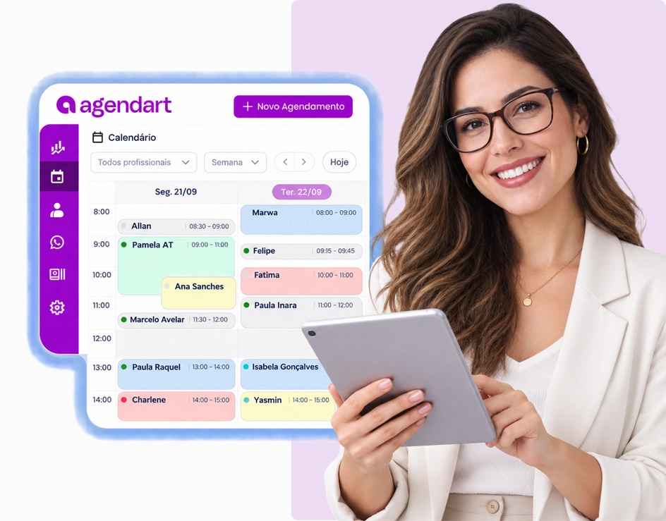 Profissional da saúde usando um tablet com a agenda do Agendart