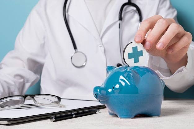 Pagar Contas Pessoais com o Caixa da Clínica? Entenda os Riscos e Como Organizar